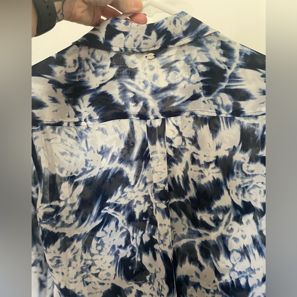 GUESS SHEER BLOUSE BLUE PRINT- XS - Picture 5 of 5